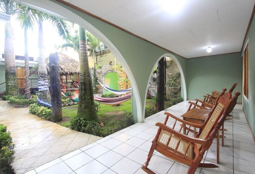 فندق Hostel Backpackers La Fortuna