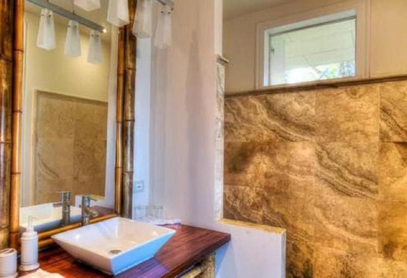 هتل Iguana Lodge Beach Resort