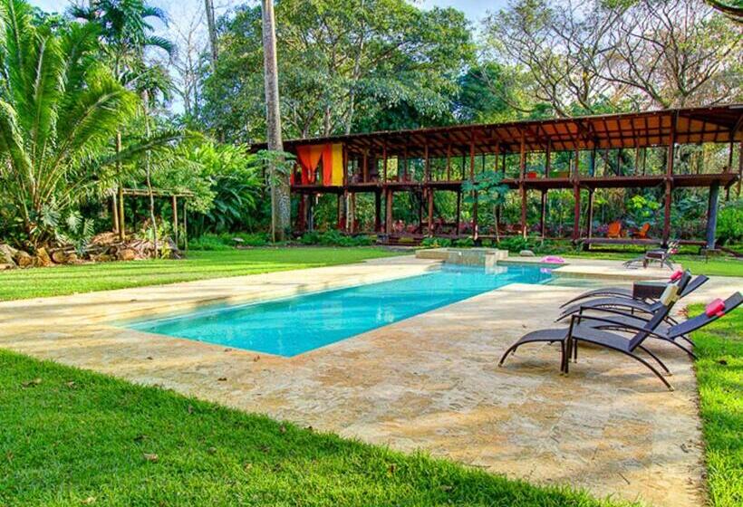 هتل Iguana Lodge Beach Resort