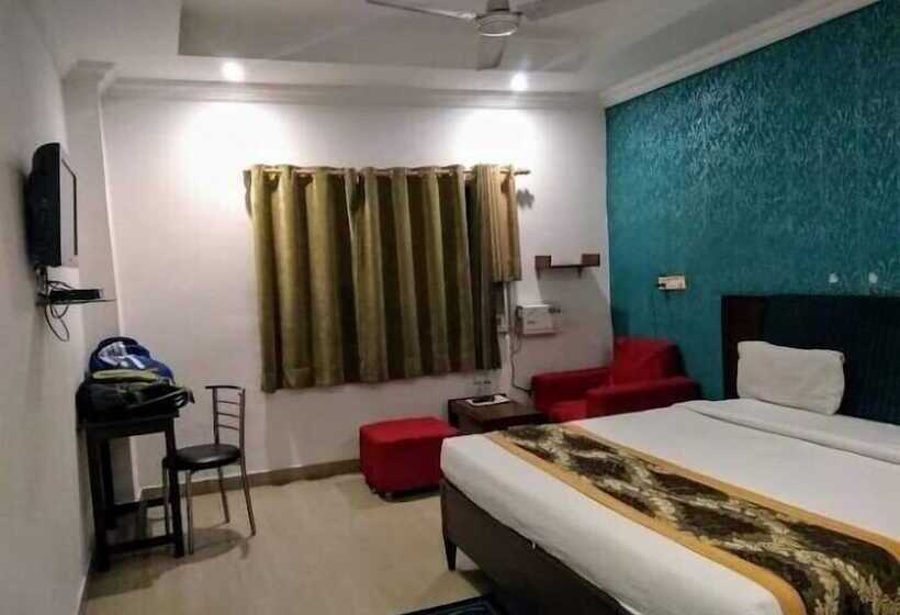 Отель Monarch Inn