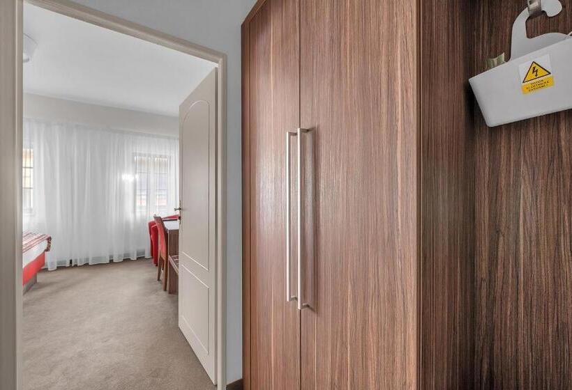 Отель Nelly Kellys