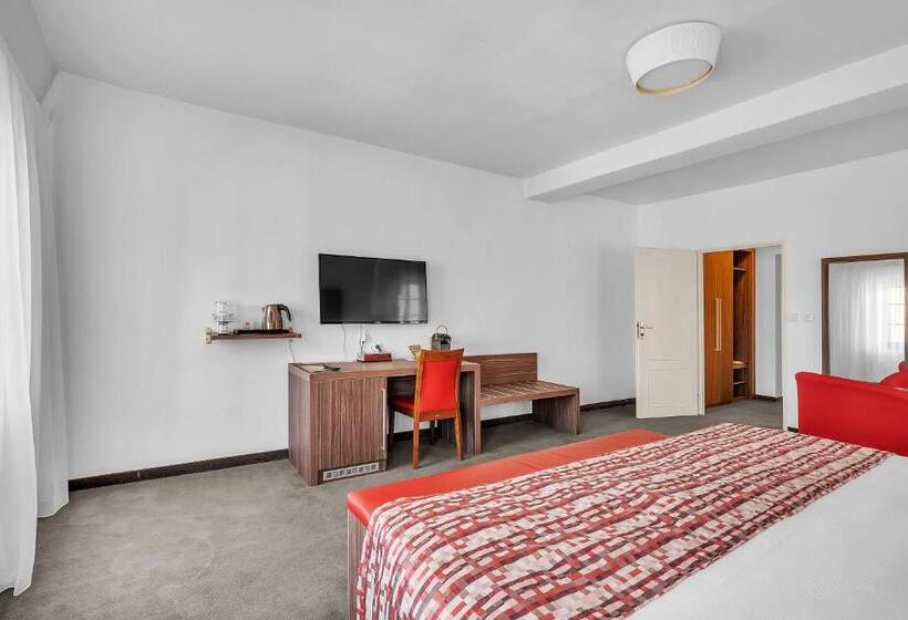 Отель Nelly Kellys