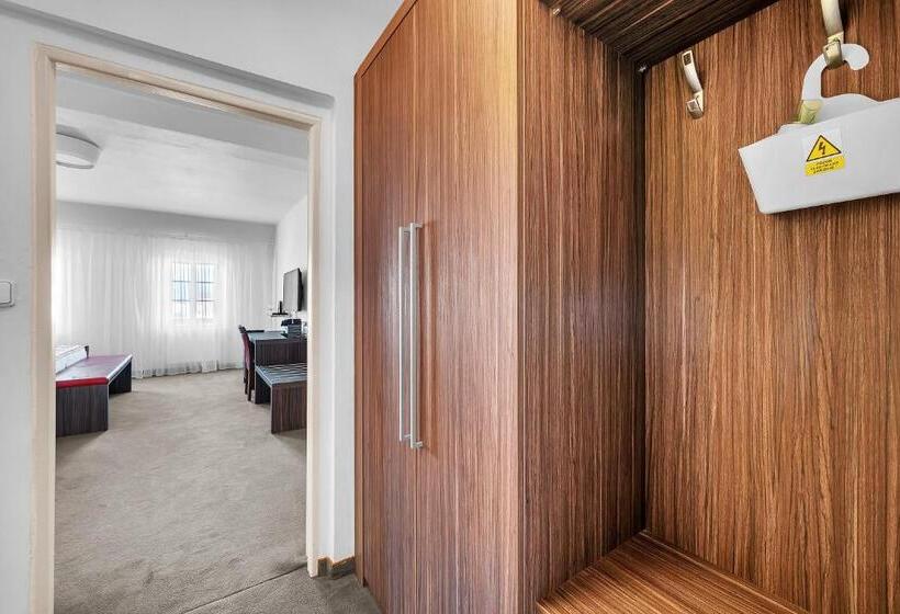 Отель Nelly Kellys