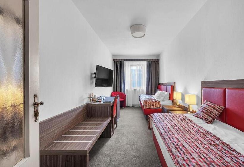 Отель Nelly Kellys