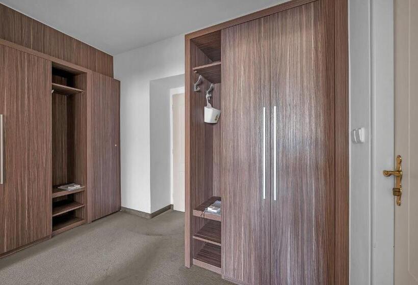 Отель Nelly Kellys