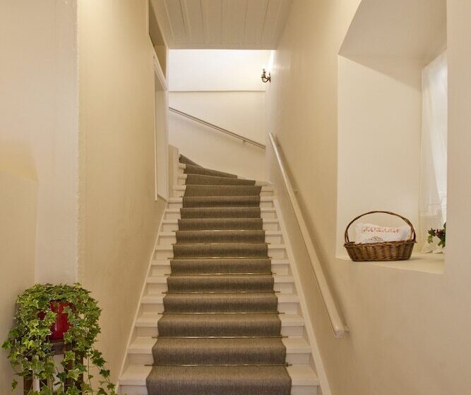 فندق Omorfi Poli