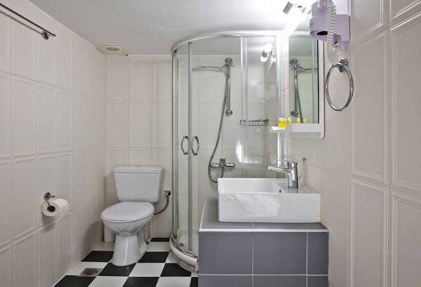 فندق Omorfi Poli