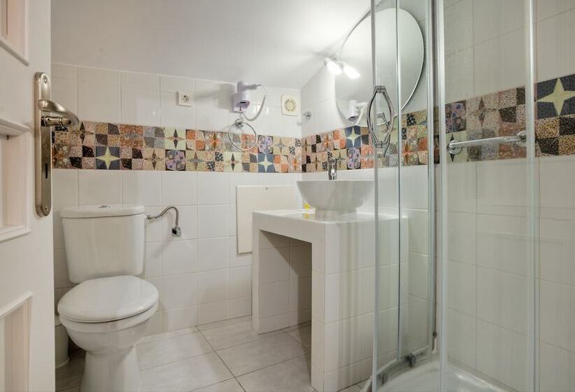 فندق Omorfi Poli