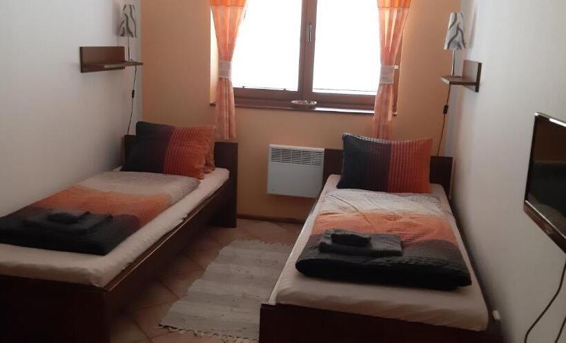 هتل Penzion A Vinoteka Hrozen