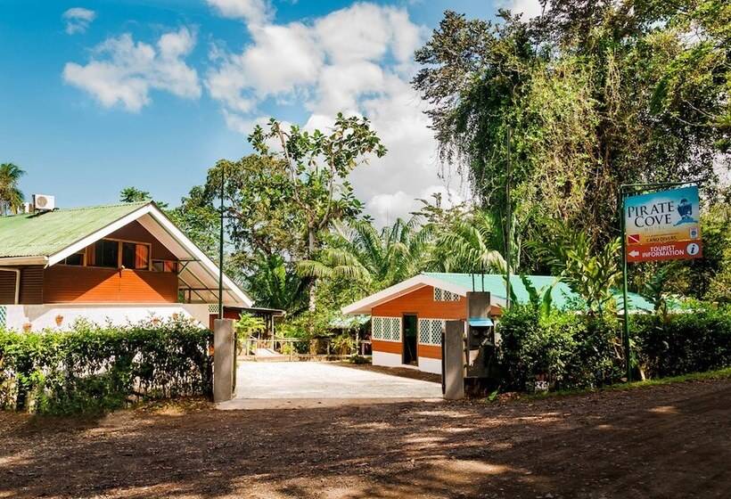 هتل Pirate Cove