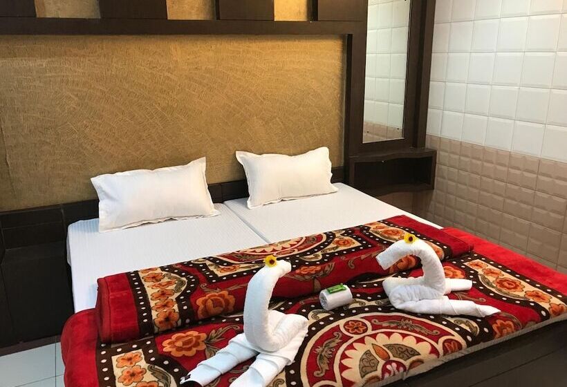 Отель Sheela, 100m From Taj Mahal