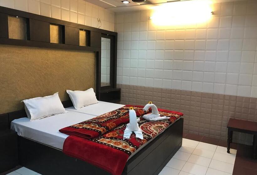 Отель Sheela, 100m From Taj Mahal