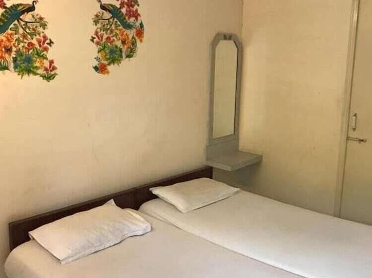 Отель Sheela, 100m From Taj Mahal