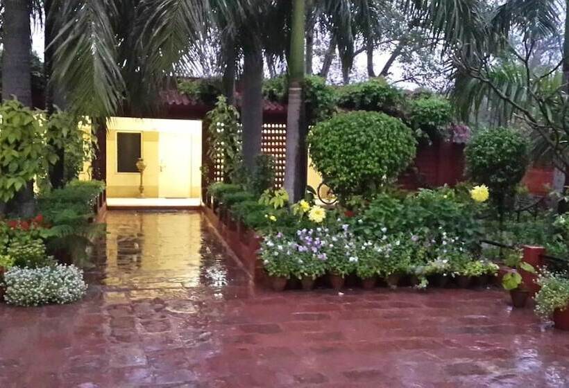 Отель Sheela, 100m From Taj Mahal