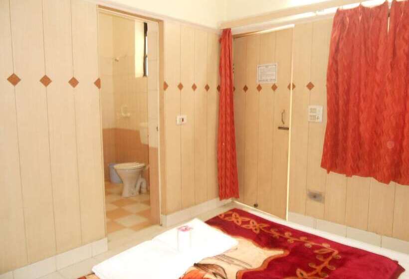 Отель Sheela, 100m From Taj Mahal