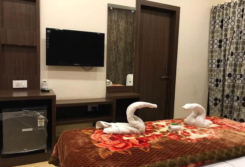 Отель Sheela, 100m From Taj Mahal