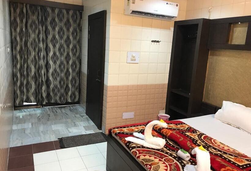 Отель Sheela, 100m From Taj Mahal