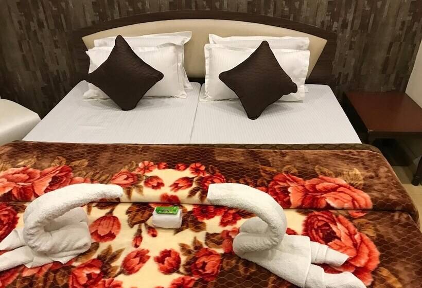 Отель Sheela, 100m From Taj Mahal