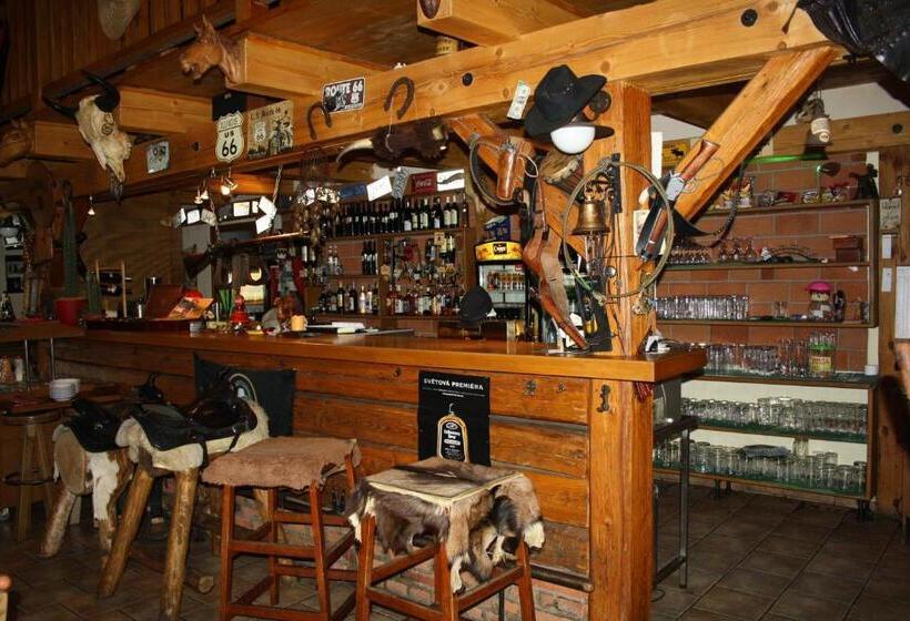 ホテル Steak Restaurant Penzion Country Saloon