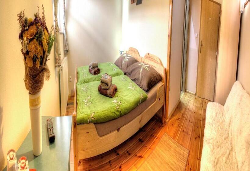 هتل Steak Restaurant Penzion Country Saloon