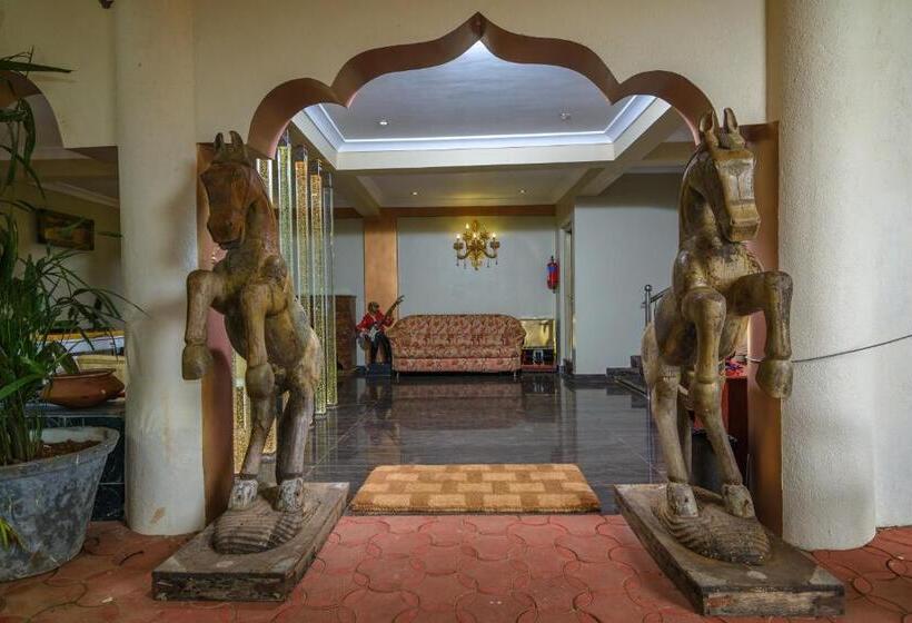 בית מלון כפרי Stone Wood Riverfront Resort, Siolim