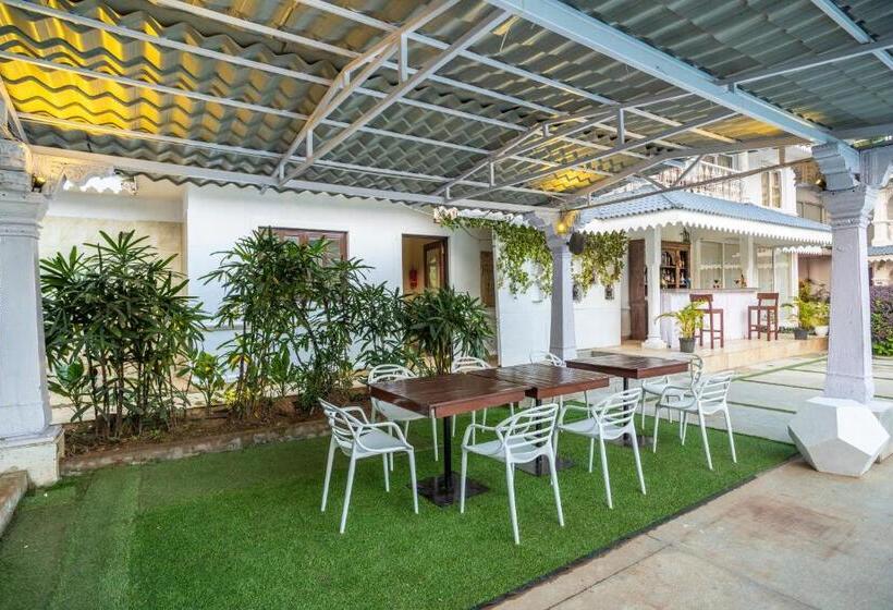 בית מלון כפרי Stone Wood Riverfront Resort, Siolim