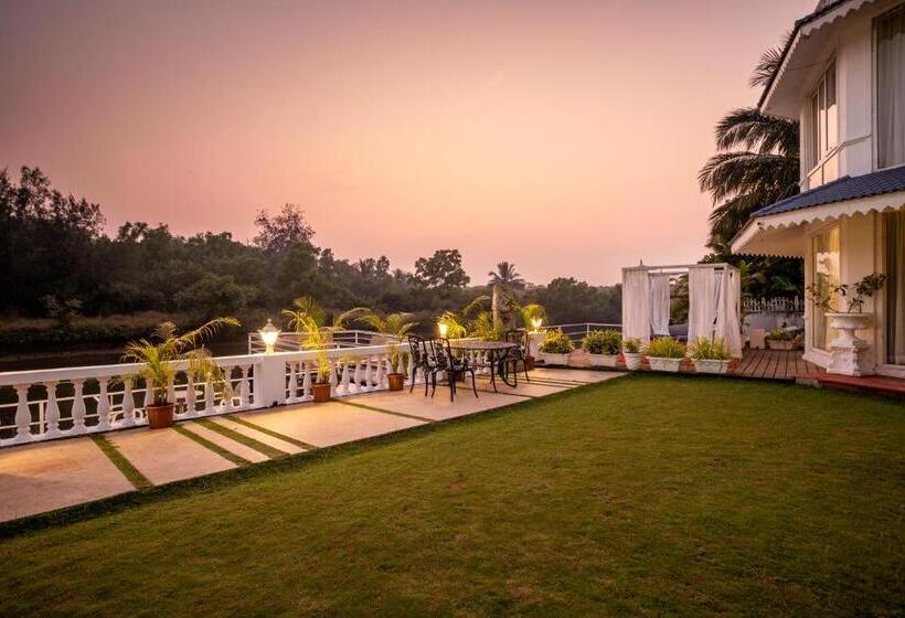 בית מלון כפרי Stone Wood Riverfront Resort, Siolim