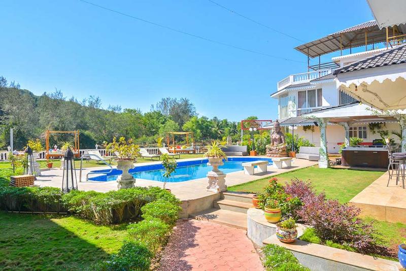 בית מלון כפרי Stone Wood Riverfront Resort, Siolim