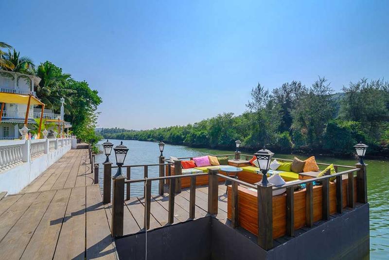 בית מלון כפרי Stone Wood Riverfront Resort, Siolim