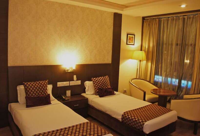 Отель Surya Plaza