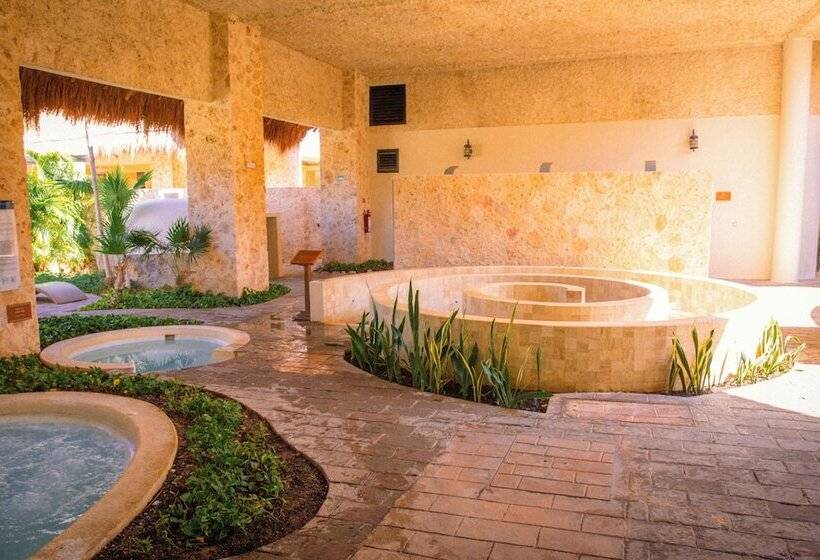 Family Selection at Grand Palladium Kantenah Resort & Spa - All Inclusive