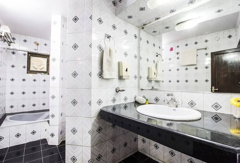 Fabhotel Mayfair Inn