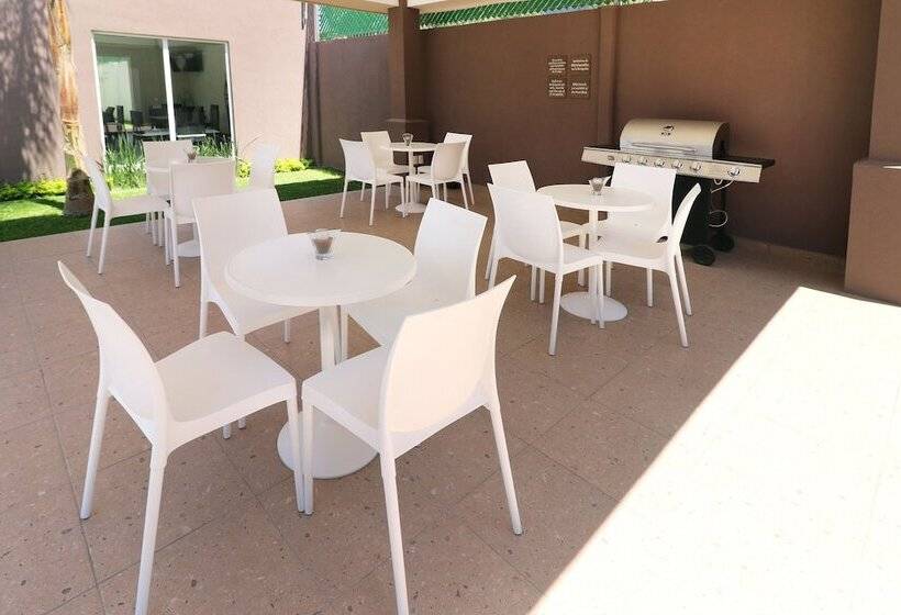 Отель Candlewood Suites Celaya By Ihg