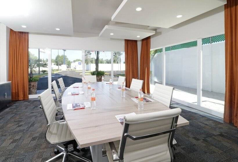 Отель Candlewood Suites Celaya By Ihg