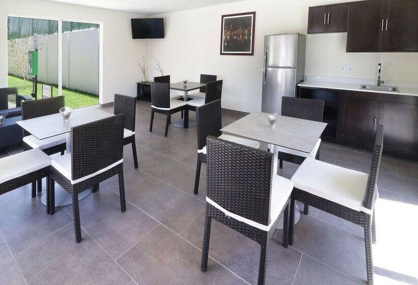 Отель Candlewood Suites Celaya By Ihg