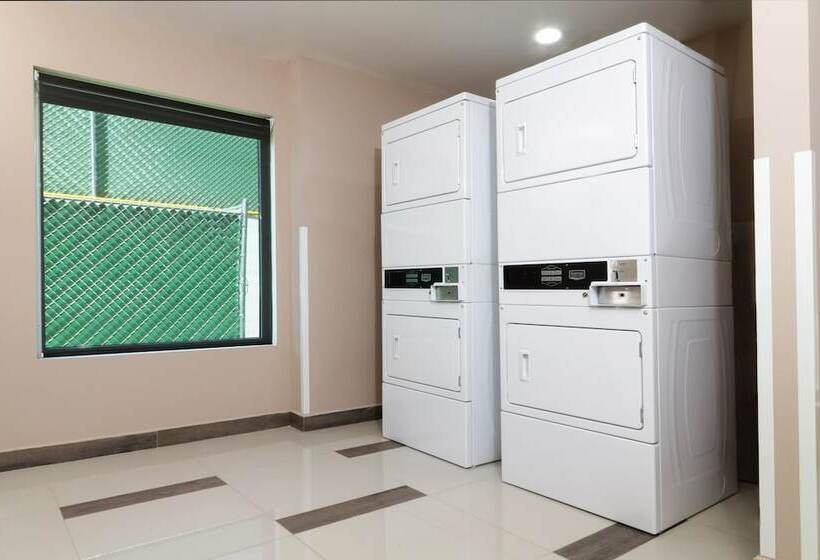 Отель Candlewood Suites Celaya By Ihg