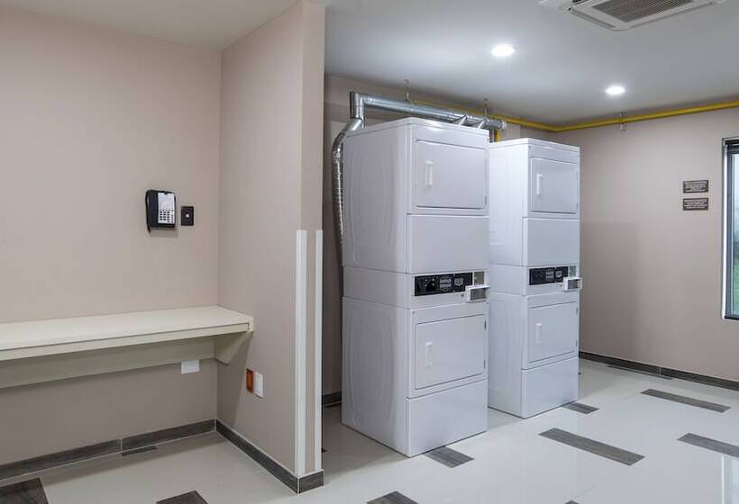 Отель Candlewood Suites Celaya By Ihg