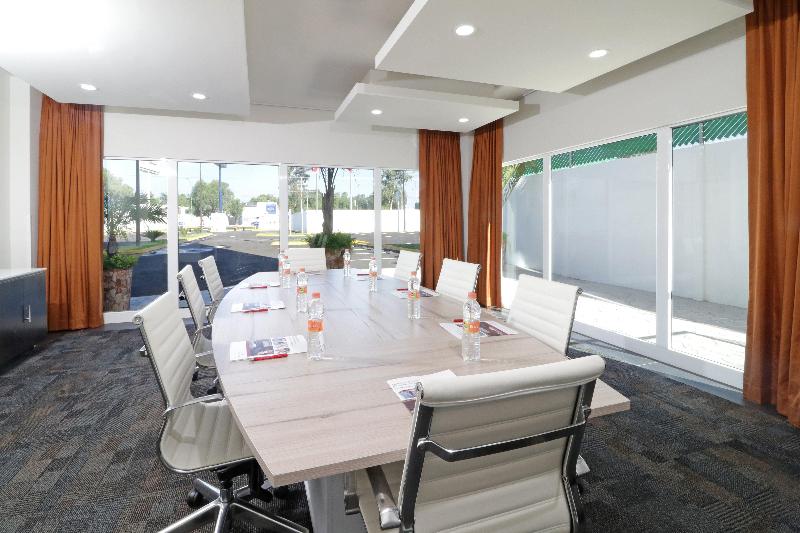 Отель Candlewood Suites Celaya By Ihg