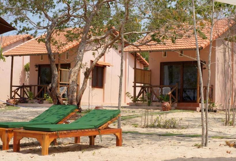 هتل Gold Sand Beach Bungalow