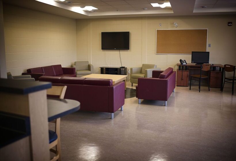 ホテル Backpacker College At Memorial University   Grenfell Campus