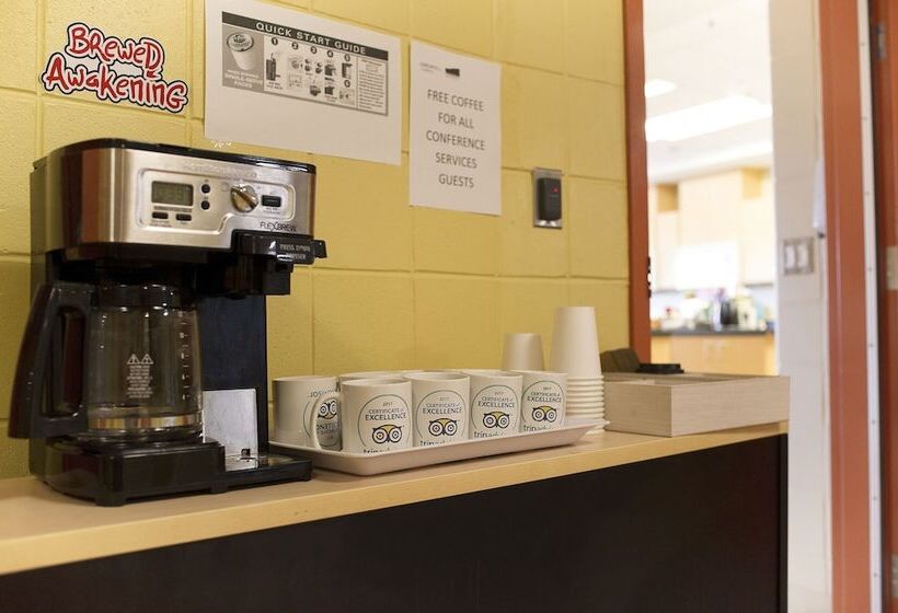 ホテル Backpacker College At Memorial University   Grenfell Campus