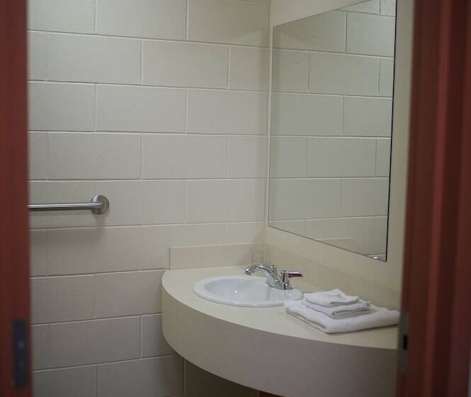 ホテル Backpacker College At Memorial University   Grenfell Campus