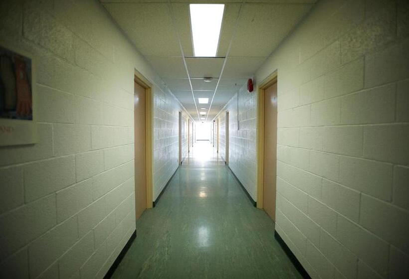 ホテル Backpacker College At Memorial University   Grenfell Campus