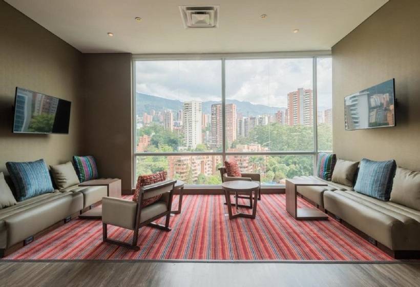 Отель Hampton By Hilton Medellin