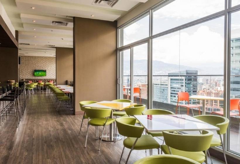 Отель Hampton By Hilton Medellin