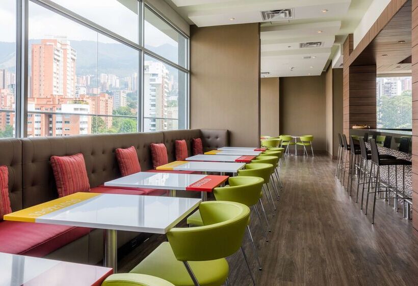 Отель Hampton By Hilton Medellin