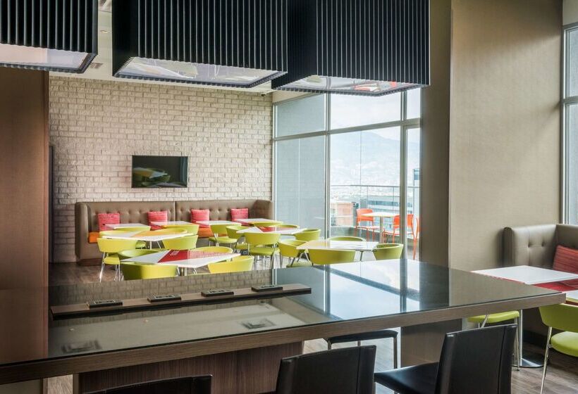 Отель Hampton By Hilton Medellin