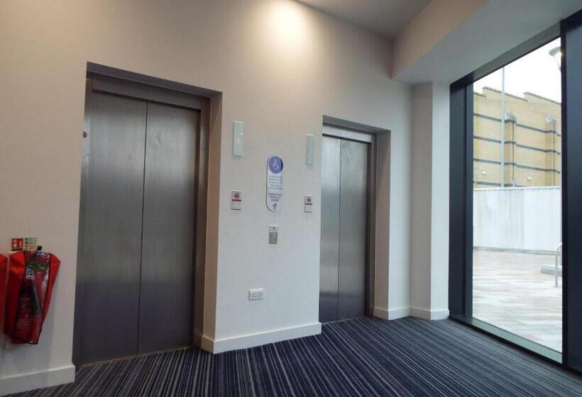 Отель Holiday Inn Express Stockport, An Ihg