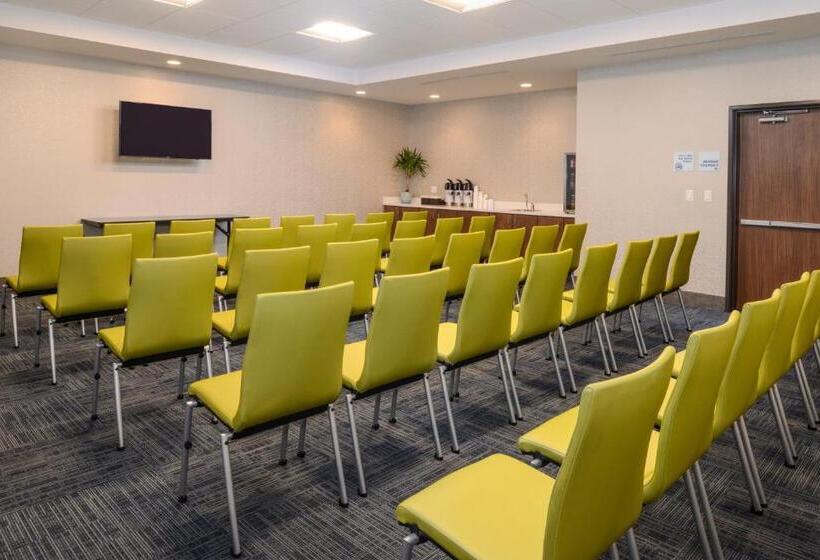 فندق Holiday Inn Express & Suites   St. Petersburg   Madeira Beach, An Ihg