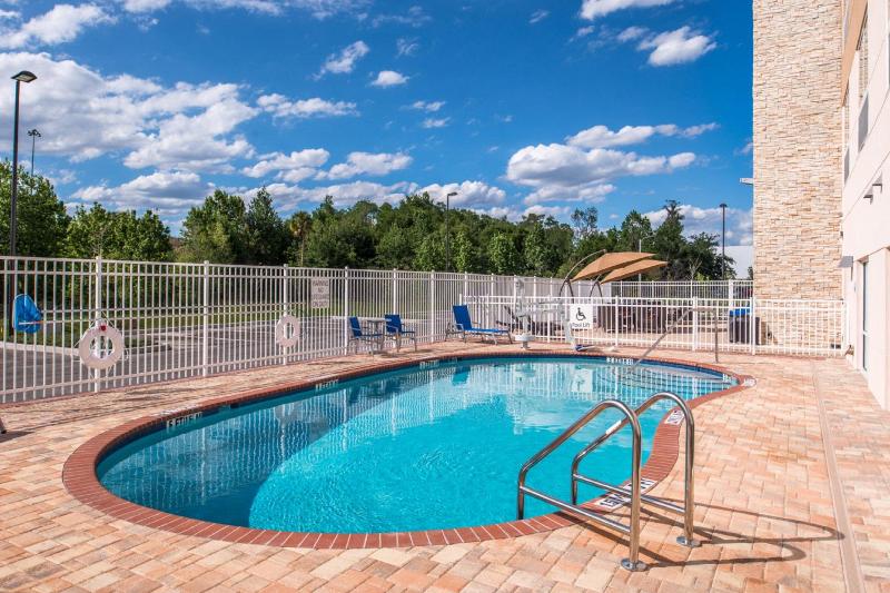 Отель Holiday Inn Express & Suites   Tampa North   Wesley Chapel, An Ihg